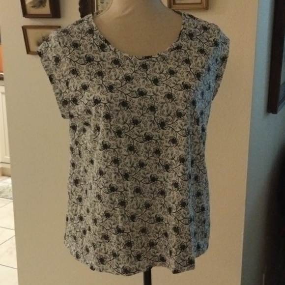 LOFT Tops - NWT LOFT Floral Top Size LP